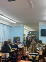 Сегодня в рамках празднования Дня Конституции Российской Федерации ученики нашей школы познакомились с основным законом нашего государства - Конституцией.